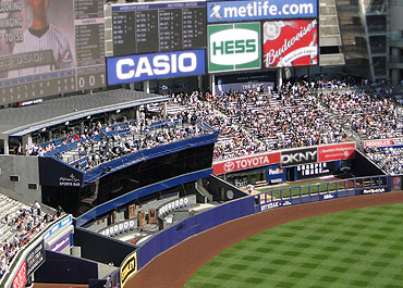 Legends honored at Yankees' Monument Park